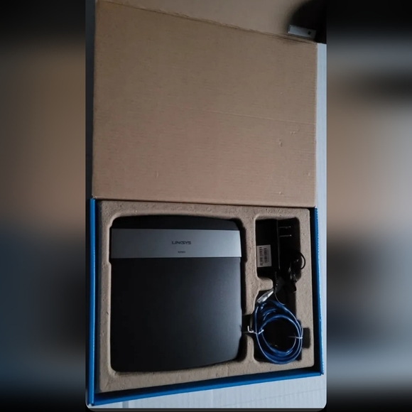 Linksys E2500 N600 Dual-Band WiFi Router - Picture 2 of 12